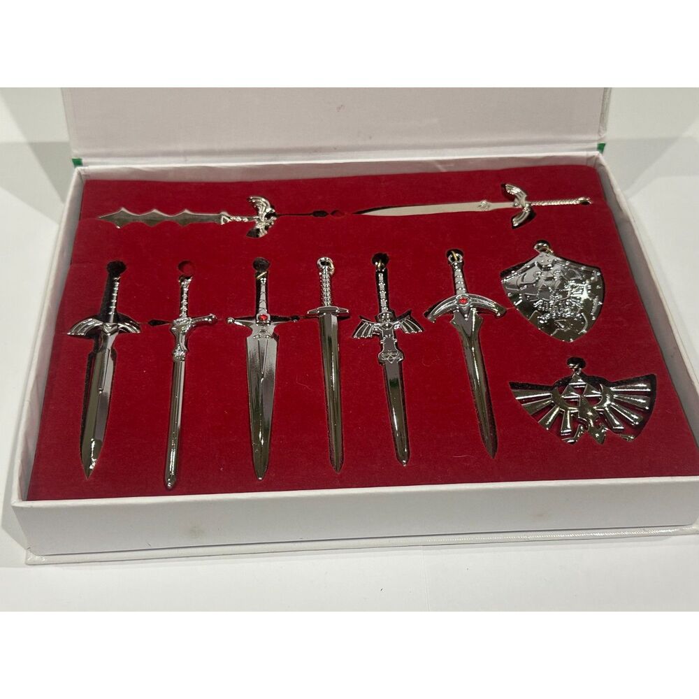 Legend of Zelda: Twilight Princess Miniature Sword & Shield Collection Set - Picture 2 of 6
